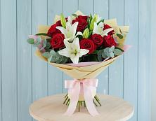 Букет цветов из:  Лилии и Розы в Бредах
