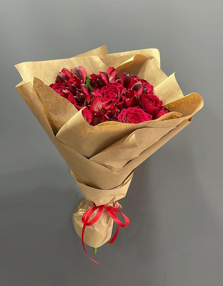 Букет цветов из: Альстромерии и Розы в Бредах