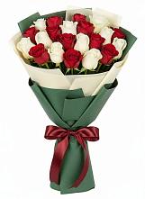 Букет Микс из красных и белых роз в Бредах