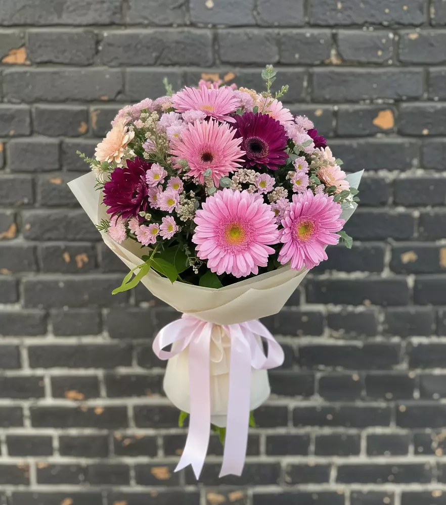 Букет цветов из: Герберы и Хризантемы в Бредах