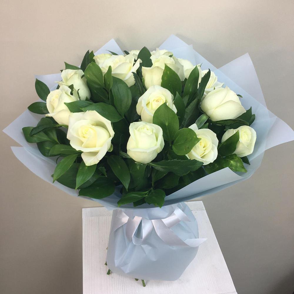 Букет 15 Белых роз Проуд в Бредах