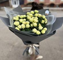 Букет Белые кустовые розы Солинеро в Бредах
