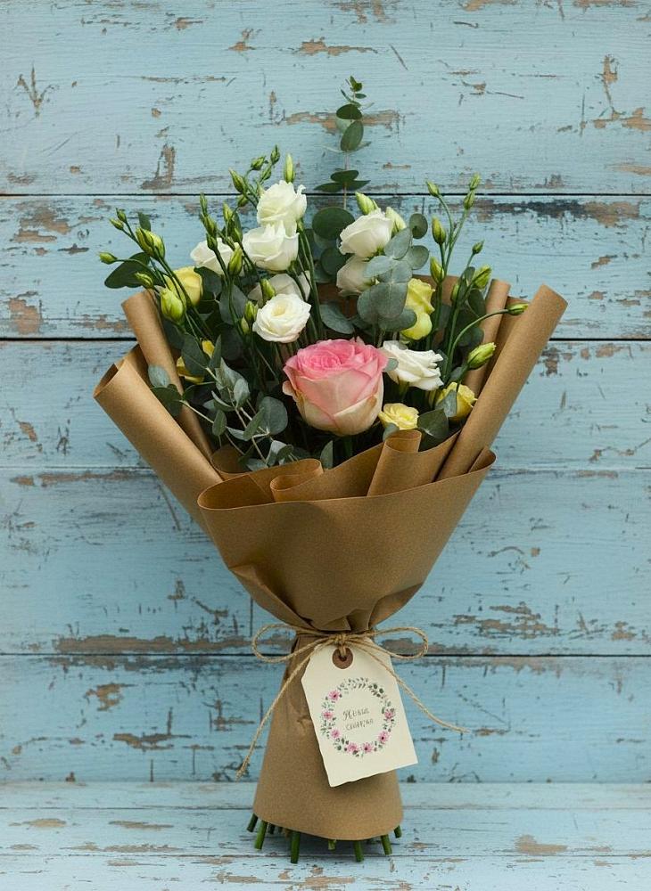 Букет цветов из: Розы и Лизиантусы в Бредах