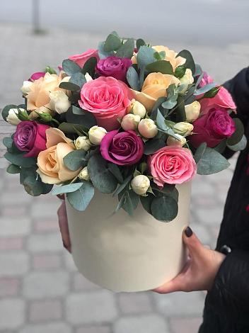 Цветочная композиция из Розы в шляпной коробке в Бредах