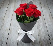 Букет 5 Красных роз Эдлесс Лав в Бредах