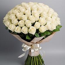 Букет 101 беля роза Белоснежка в Бредах