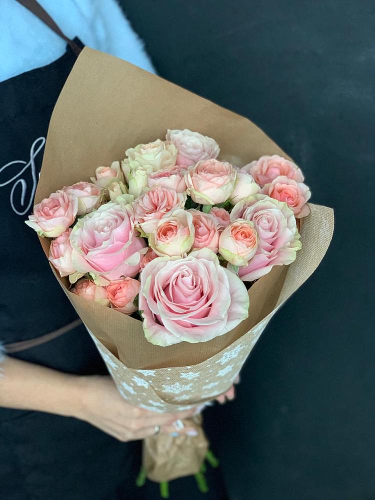 Букет цветов из: Хризантемы и Розы в Бредах