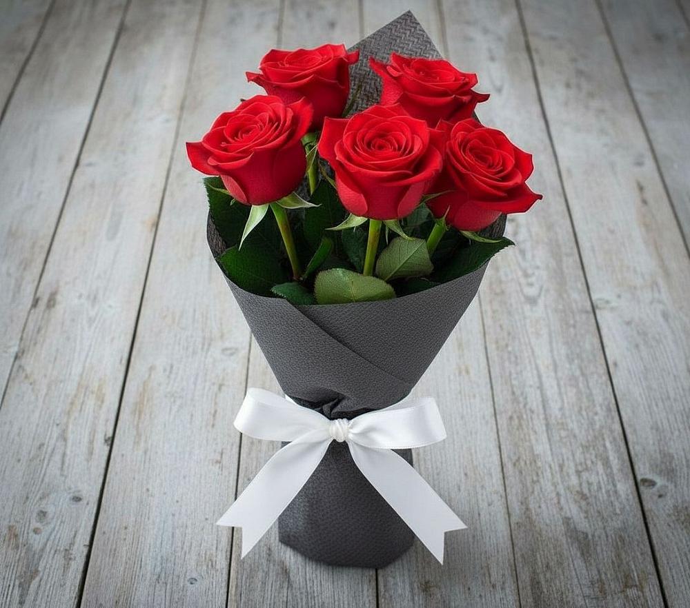 Букет 5 Красных роз Эдлесс Лав в Бредах