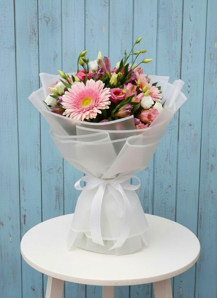 Букет цветов из: Герберы, Альстромерии и Лизиантусы в Бредах