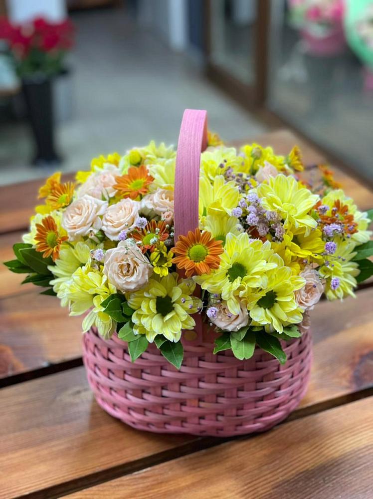 Цветочная композиция из Хризантемы и Розы в корзине в Бредах