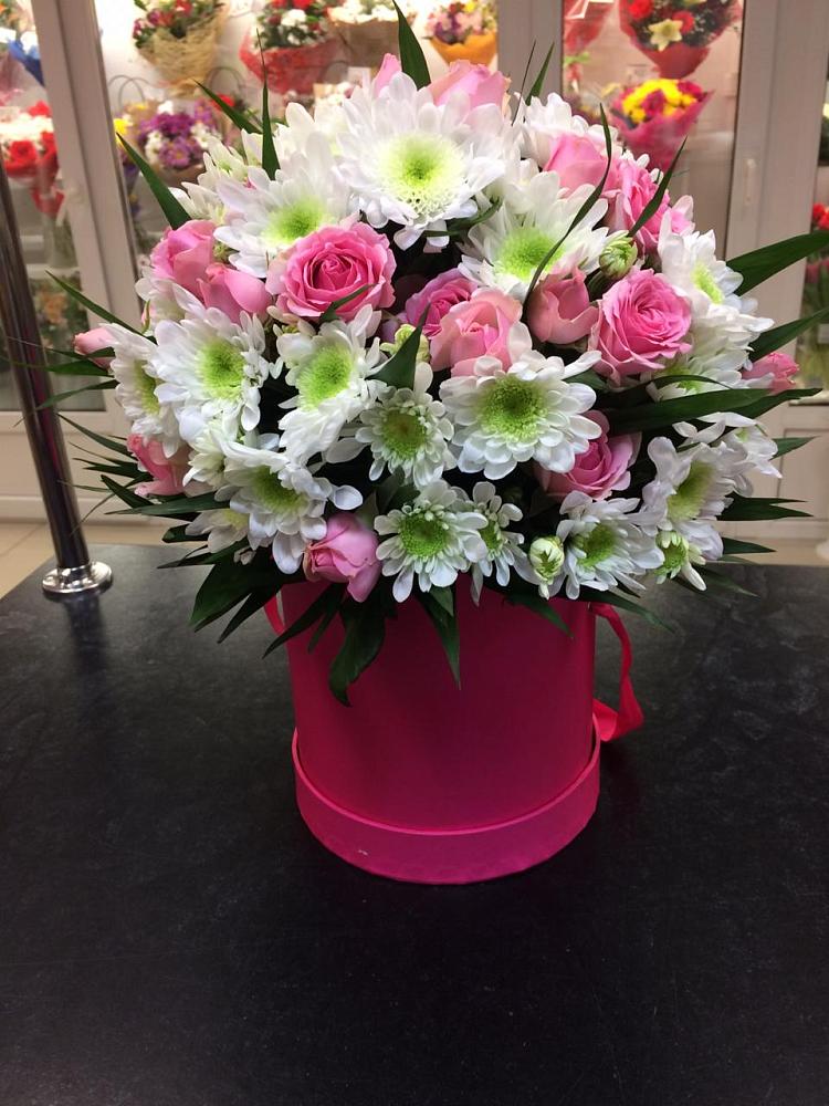 Цветочная композиция из Розы и Хризантемы в шляпной коробке в Бредах