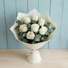 Букет Белые розы в Эвкалипте в Бредах