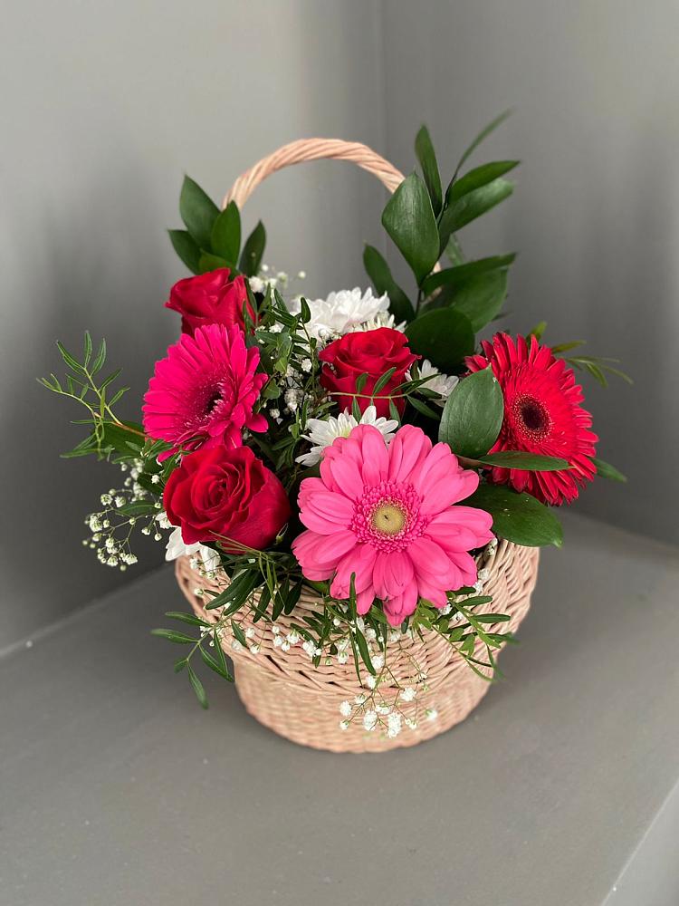 Цветочная композиция из Розы, Хризантемы и Герберы в корзине в Бредах