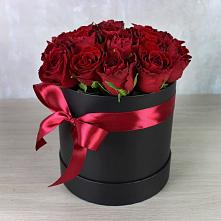 Цветочная композиция из Розы в шляпной коробке в Бредах