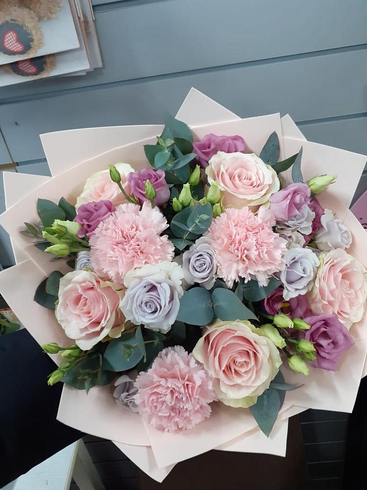 Букет цветов из: Розы, Гвоздики и Лизиантусы в Бредах