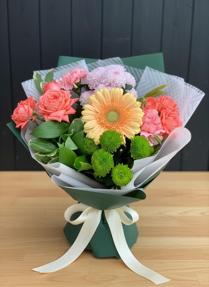 Букет цветов из: Гвоздики, Розы, Герберы и Хризантемы в Бредах
